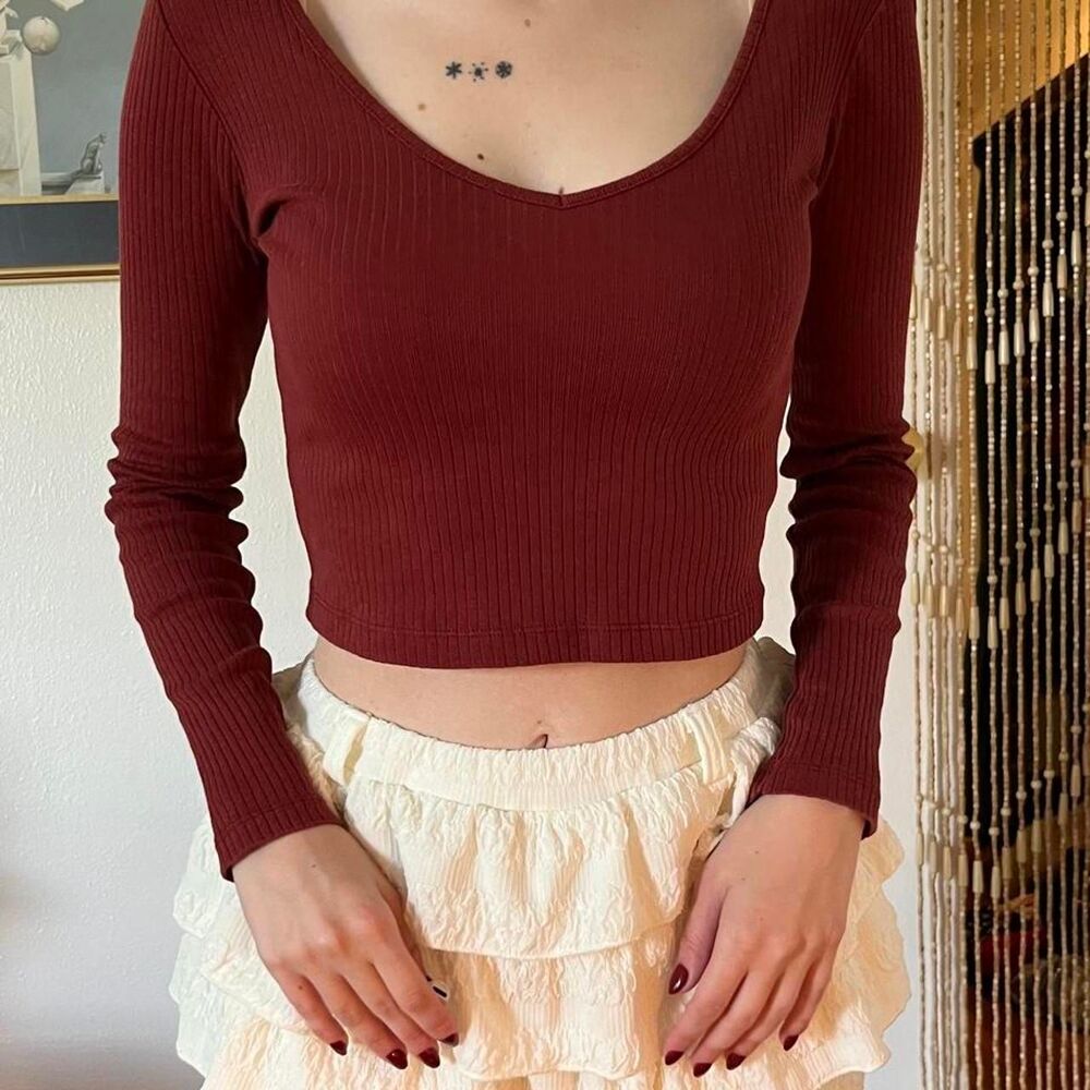 TopShop Long Sleeve Burgundy Ribbed Knit Crop Top V-Neck Size 4 Fall Staple